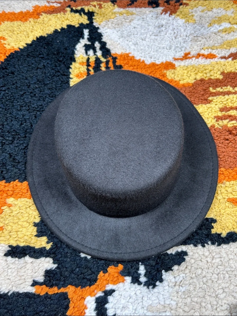 Rad, flat wide brimmed hat!!